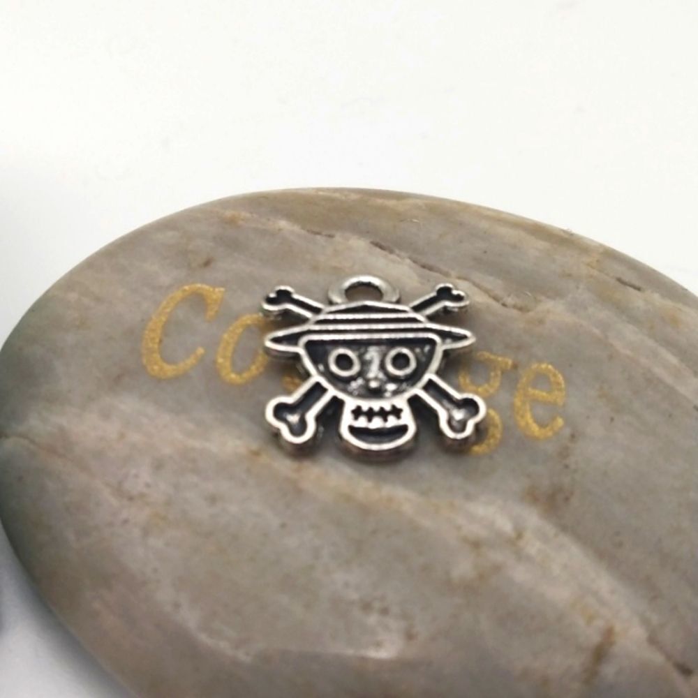 One piece‎ skull skeleton charm